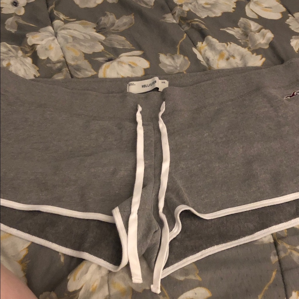 Hollister ultra low rise shorty shorts grey with California writing size XXL